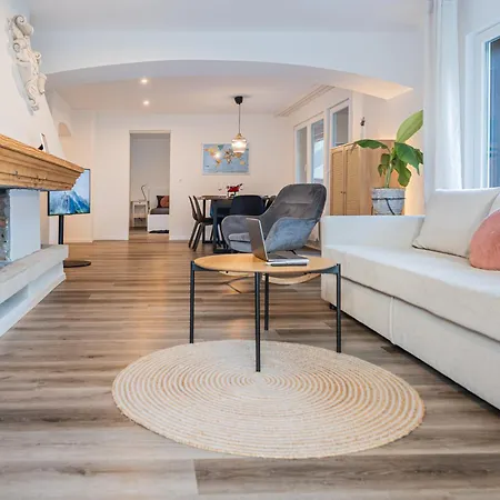 Modern Designed, Luxury Mountain View Apartment